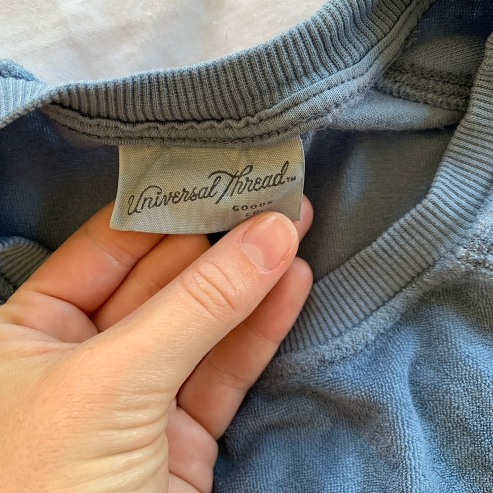 Universal Thread Pullover - Picture 4 of 6